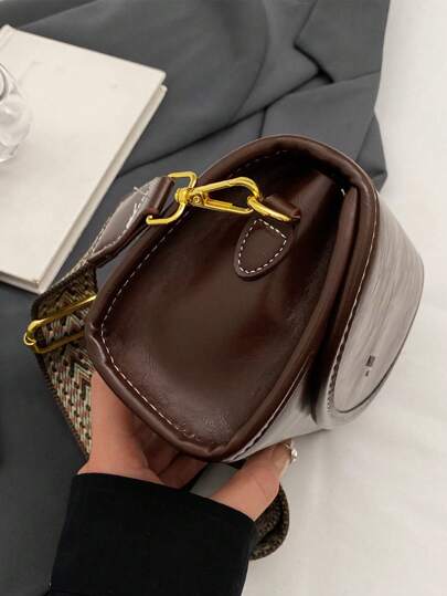 حقيبة كتف مربعة بنمط فينتاج مع شريط عريض - حقيبة يد عبر الجسم بغطاء ولون بسيط أنيق مع حزام قابل للتعديل للنساء - مناسبة للاستخدام اليومي والسفر