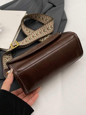 حقيبة كتف مربعة بنمط فينتاج مع شريط عريض - حقيبة يد عبر الجسم بغطاء ولون بسيط أنيق مع حزام قابل للتعديل للنساء - مناسبة للاستخدام اليومي والسفر