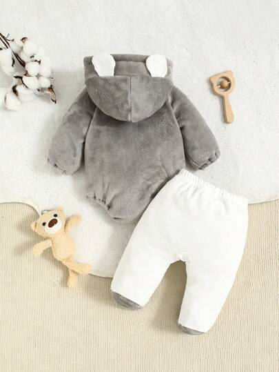SHEIN طقم بجامة للأطفال الصغار 2 قطعة، قفطان طويل الأكمام برأس طوق مطرز بالدب البني البسيط الدافئ المريح، وبنطلون طويل من الفانيلا ملابس منزلية عادية