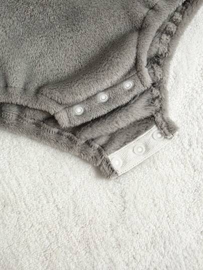 SHEIN طقم بجامة للأطفال الصغار 2 قطعة، قفطان طويل الأكمام برأس طوق مطرز بالدب البني البسيط الدافئ المريح، وبنطلون طويل من الفانيلا ملابس منزلية عادية