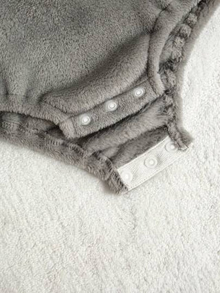 SHEIN طقم بجامة للأطفال الصغار 2 قطعة، قفطان طويل الأكمام برأس طوق مطرز بالدب البني البسيط الدافئ المريح، وبنطلون طويل من الفانيلا ملابس منزلية عادية