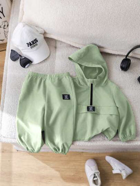 SHEIN مجموعة ملابس طفل ولد خريفية خضراء 2 قطعة - ملابس علوية مقنعة مزخرفة بغرز واسطوانة خصر ، وبنطلون رياضي كاجوال مناسب للاستخدام اليومي في المنزل أو الخارج