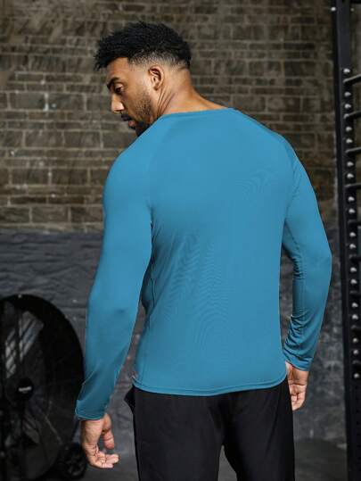 Manfinity Sport Corelite تي شيرت رياضي طويل الأكمام بقصّة رفيعة طراز الصديق مع طبعة رأس ثور للرجال قطعة واحدة