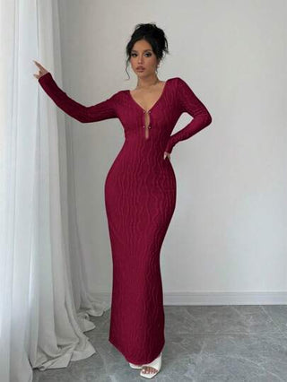 Calvaya فستان طويل الأكمام عميق الياقة على شكل حرف V مزخرف بإبزيم معدني، مفتوح الظهر مطاطي ضيق للنساء، اللون بوردوني، فستان طويل للنساء