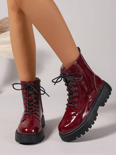 بوت نسائية موضة عصرية مصنوعة من جلد لامع ناعم ومريح، مزودة بأربطة، مبطنة بفرو دافئ، متوفرة باللون البيج والأبيض والأزرق والأحمر والأسود، مناسبة للربيع والخريف والشتاء، بوت للنساء