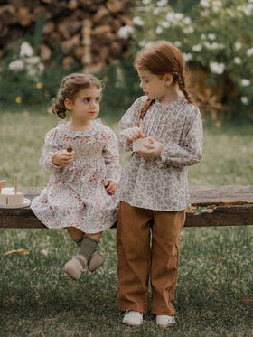 SHEIN Vintaside Kids 2 قطعة/مجموعة قميص مزين بالأزهار الصغيرة مع أكمام مجعدة وياقة مضاعفة وبنطلون بساق واسعة مصنوع من الفلفت الأنيق لفتاة