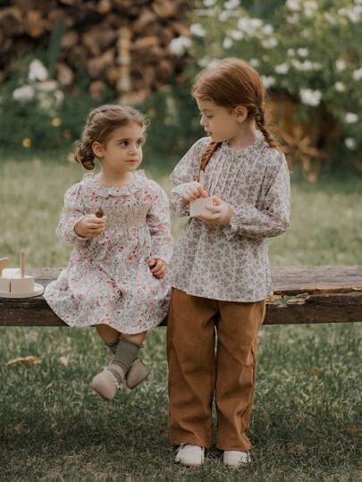 SHEIN Vintaside Kids 2 قطعة/مجموعة قميص مزين بالأزهار الصغيرة مع أكمام مجعدة وياقة مضاعفة وبنطلون بساق واسعة مصنوع من الفلفت الأنيق لفتاة