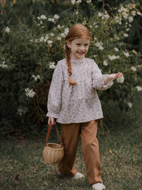 SHEIN Vintaside Kids 2 قطعة/مجموعة قميص مزين بالأزهار الصغيرة مع أكمام مجعدة وياقة مضاعفة وبنطلون بساق واسعة مصنوع من الفلفت الأنيق لفتاة