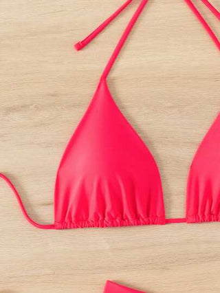 Swim Basics مجموعة بحرية صيفية 2025 من 3 قطع للمرأة: توب محصور منكشف الظهر بربطة على الرقبة + بكيني سفلي بربطات مثلثية هرسية اللون