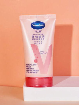 Vaseline كريم اليدين فازلين العناية الشاملة مع صيغة مغذية من جيلي البترول والكيراتين، 50 مل، يمنع تقشر الأظافر أو كسرها. بمكوناته المغذية المثالية، يحافظ على أيد وأظافر ناعمة وصحية المظهر والإحساس.