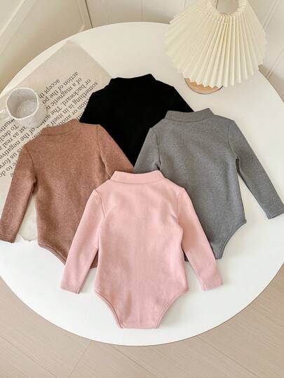 SHEIN LMoss Kids مجموعة من 4 قطع لطفلة رضيعة من LMoss، بدلة جسم كنزة صوف بياقة مرتفعة بأكمام طويلة بلون أحادي، مناسبة للخريف والشتاء