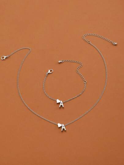 طقم مجوهرات أنيق لسيدات بتصميم أحرف وقلوب، عقد و أسورة، متوفر بالحروف المختلفة لتناسب الإطلالات اليومية وحفلات أيام الأم وعيد الحب هدية