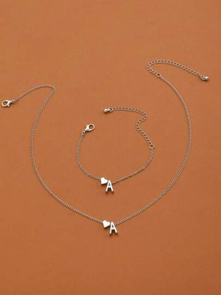 طقم مجوهرات أنيق لسيدات بتصميم أحرف وقلوب، عقد و أسورة، متوفر بالحروف المختلفة لتناسب الإطلالات اليومية وحفلات أيام الأم وعيد الحب هدية