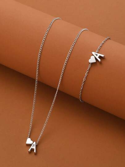 طقم مجوهرات أنيق لسيدات بتصميم أحرف وقلوب، عقد و أسورة، متوفر بالحروف المختلفة لتناسب الإطلالات اليومية وحفلات أيام الأم وعيد الحب هدية