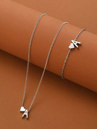 طقم مجوهرات أنيق لسيدات بتصميم أحرف وقلوب، عقد و أسورة، متوفر بالحروف المختلفة لتناسب الإطلالات اليومية وحفلات أيام الأم وعيد الحب هدية