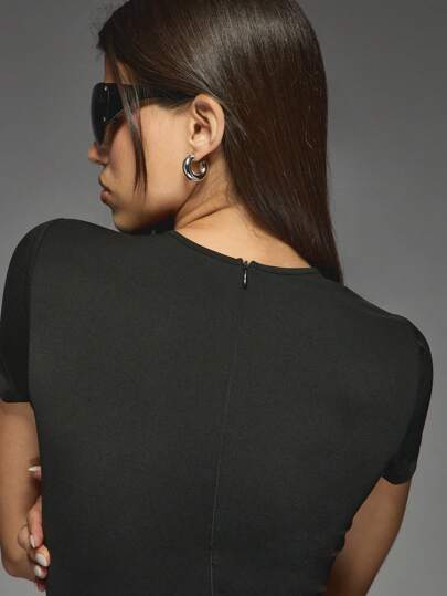 MISSGUIDED Missguided x Playboy زي رياضي قصير بقصة ضيقة وسحاب خلفي ، أكمام قصيرة وياقة دائرية ، قميص وشورت كاجول مطبوع عليه نص