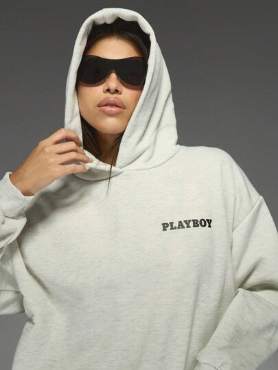 MISSGUIDED Missguided x Playboy بلوفر كبير الحجم مطبوع بتصميم غلاف مجلة قديم مع كابوش، لارتداء في المنزل في فصل الخريف والشتاء، بطبعة جرافيك قديم الطراز، بإطلالة شارع
