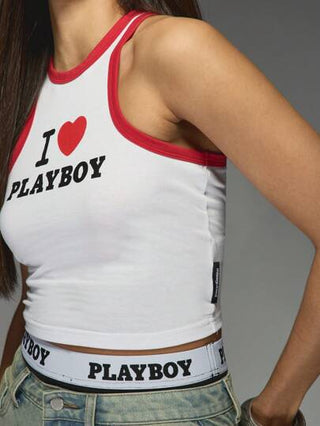 MISSGUIDED Missguided x Playboy ملابس علوية ملابس علوية أكمام بلا أكمام بطباعة النص وتفاصيل ملونة للحواف على شكل سباقات