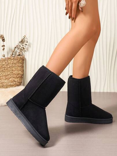 بوت ثلج قصيرة وكاحلية تناسب الخريف والشتاء والأنشطة الخارجية والتخييم، مصنوعة من خامات مانعة للانزلاق وحافظة للدفء، عصرية ومريحة وعملية لكل المناسبات