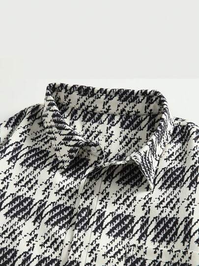 Manfinity Homme جاكيت رياضية متكاسلة مطبوعة بالخطوط السوداء للرجال مزودة بسحاب