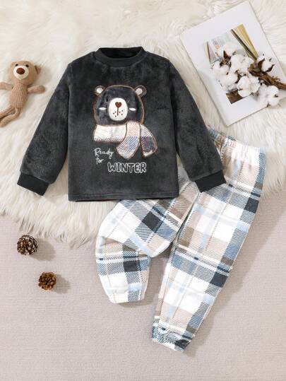 SHEIN Playful Pals طقم بيجامة طفل ولد محبوب مطبوع عليه صورة دب، أكمام طويلة وبنطال طويل، من القماش المخملي الدافئ والمريح، باللون الرمادي