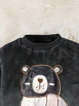 SHEIN Playful Pals طقم بيجامة طفل ولد محبوب مطبوع عليه صورة دب، أكمام طويلة وبنطال طويل، من القماش المخملي الدافئ والمريح، باللون الرمادي