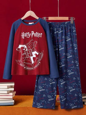 HARRY POTTER X SHEIN مجموعة 2قطعة: بنطلون منزلي وتيشيرت نصف كم متباين الألوان مطبوع عليه شارة وأحرف لفتى صغير، بنطلون بنمط مطبوع للراحة والنوم