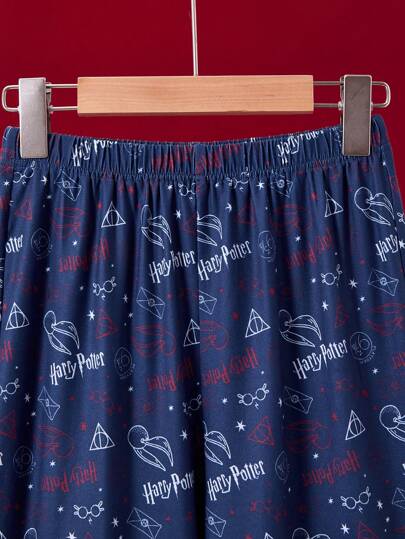 HARRY POTTER X SHEIN مجموعة 2قطعة: بنطلون منزلي وتيشيرت نصف كم متباين الألوان مطبوع عليه شارة وأحرف لفتى صغير، بنطلون بنمط مطبوع للراحة والنوم