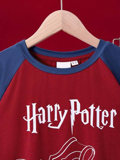 HARRY POTTER X SHEIN مجموعة 2قطعة: بنطلون منزلي وتيشيرت نصف كم متباين الألوان مطبوع عليه شارة وأحرف لفتى صغير، بنطلون بنمط مطبوع للراحة والنوم