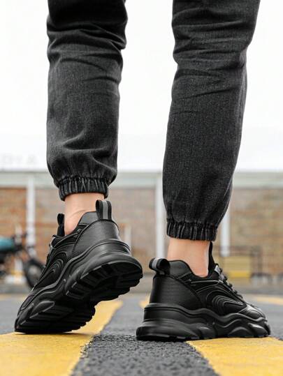 زوج من الحذاء الرياضي الخفيف الوزن بتصميم أحادي اللون بتصميم رقعي وإربات أمامي للرجال، أحذية رياضية متعددة الاستخدامات