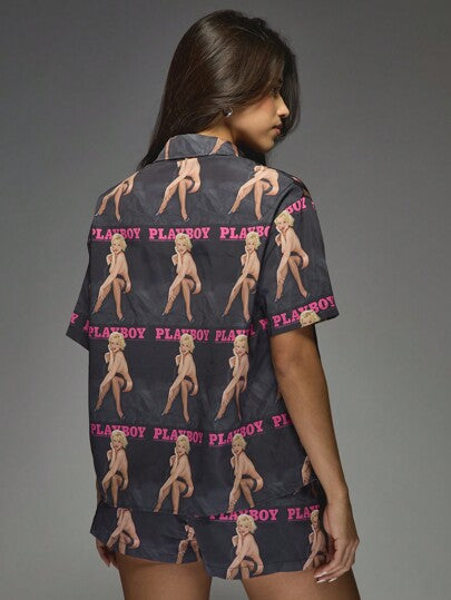 MISSGUIDED Missguided x Playboy طقم بيجاما مكون من قميص بأكمام قصيرة وشورت بطباعة جرافيك كاملة، مجموعة مطابقة للبيجاما ليوم الفلانتاين