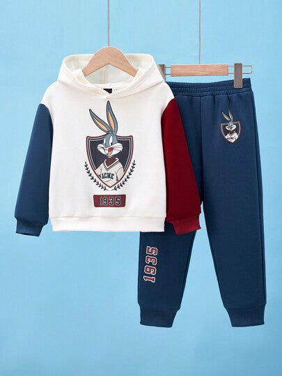 LOONEY TUNES X SHEIN مجموعة رياضية تتكون من هودي بطباعة أرقام كرتونية للأطفال الصغار وسروال رياضي بالألوان المتباينة