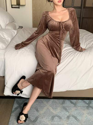 DAZY فستان منزلي ضيق الياقة مطوي من المخمل