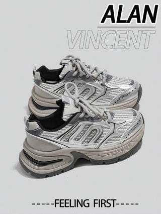 Alan Vincent [سلسلة أحذية المدينة] أحذية رياضية فضية للنساء ربيع 2025 أحذية رياضية جديدة ذات وسادة سميكة للنساء مريحة وعصرية ، أحذية جري مخفضة للارتفاع ، أحذية رياضية نسائية أنيقة للخارج، أحذية نسائية مصنوعة من شبكة تنفس