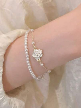 سوار للنساء طبقتين بزهرة الكاميليا والخرز اللؤلؤي، مناسب للفستان وارتداء يومي كهدية للأصدقاء