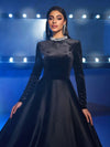Glamrae فستان مخملي ذو ياقة عالية مطرز باللؤلؤ والماس مكشوف الظهر طويل الأكمام أسود أنيق ، من قطعتين ساتان وبتصميم فخم مناسب لحفلات العشاء وحفلات الخطوبة والزفاف الرسمية وحفلات الحصول على الشهادات