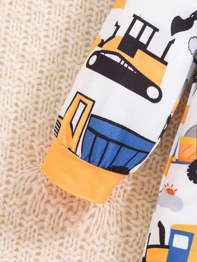 SHEIN Playful Pals قطعة واحدة جمبسوت نوم طويلة الأكمام مريحة للأطفال الصغار مطبوع عليها شاحنة كرتونية لطيفة، مناسبة للخريف والشتاء
