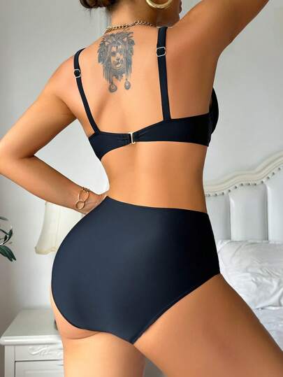 Swim Vcay بيكيني مكون من سويمشوت ذو كأس (رقم الكأس)، برقبة على شكل حرف V، دفع للأعلى، مزود بسلك، وذو أربطة عريضة