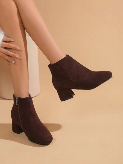 بوت ركوب ذات لون أحادي، فتحة سحاب جانبية وأصبع مربع لسيدات موسم خريف/شتاء 2024، تصلح لتنسيق أعلى