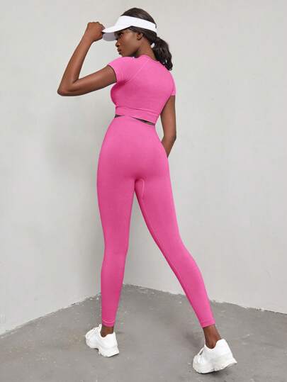 SHEIN Sport Studio 2 قطعة للنساء بلوزة كروب قصيرة الأكمام والياقة المستديرة مع سروال رياضي جينز ذو مطاطية عالية لاصق وغير منسوج مناسب للصالة الرياضية والتمارين