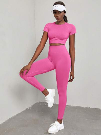 SHEIN Sport Studio 2 قطعة للنساء بلوزة كروب قصيرة الأكمام والياقة المستديرة مع سروال رياضي جينز ذو مطاطية عالية لاصق وغير منسوج مناسب للصالة الرياضية والتمارين