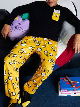 ADVENTURE TIME X SHEIN طقم ملابس منزلية مكون من قميص تريكو أسود مطبوع بجيب وبنطال أصفر مطبوع بالكامل، مجموعة ملابس مريحة للرجال للخريف والشتاء