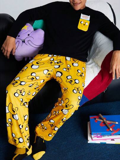 ADVENTURE TIME X SHEIN طقم ملابس منزلية مكون من قميص تريكو أسود مطبوع بجيب وبنطال أصفر مطبوع بالكامل، مجموعة ملابس مريحة للرجال للخريف والشتاء