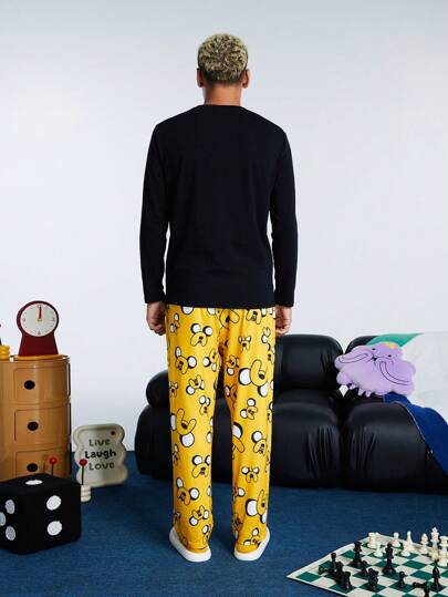 ADVENTURE TIME X SHEIN طقم ملابس منزلية مكون من قميص تريكو أسود مطبوع بجيب وبنطال أصفر مطبوع بالكامل، مجموعة ملابس مريحة للرجال للخريف والشتاء