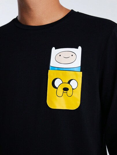 ADVENTURE TIME X SHEIN طقم ملابس منزلية مكون من قميص تريكو أسود مطبوع بجيب وبنطال أصفر مطبوع بالكامل، مجموعة ملابس مريحة للرجال للخريف والشتاء