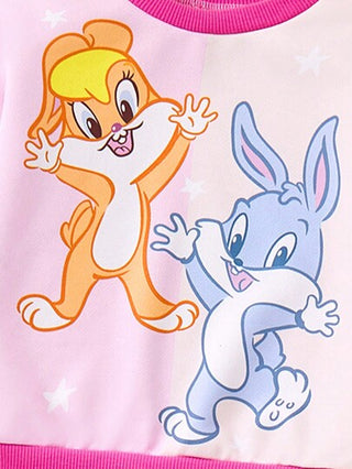 LOONEY TUNES X  طقم للرضيعة البنت يتكون من سويت شيرت كاجوال مطبوع عليه أرنب كارتوني ومكعبات ملونة وبنطلون طباعة حرف وردي