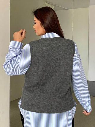 Dazy Petite Plus فيست صوفي بدون أكمام ذو رقبة على شكل حرف V ، باللون الواحد، مقاس كبير للنساء