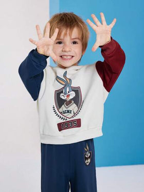LOONEY TUNES X SHEIN مجموعة رياضية تتكون من هودي بطباعة أرقام كرتونية للأطفال الصغار وسروال رياضي بالألوان المتباينة
