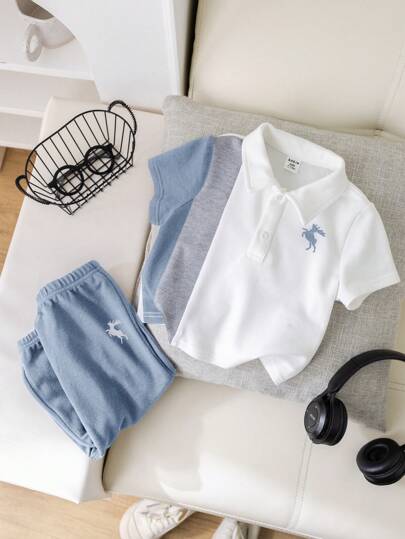 SHEIN 2 قطعة / مجموعة ملابس عادية للأولاد الرضع، تتكون من بولو بياقة وأكمام قصيرة مطبوع عليها طبعة رنة والشورت من لون متباين، مريحة ومناسبة للارتداء في المنزل أو الخارج