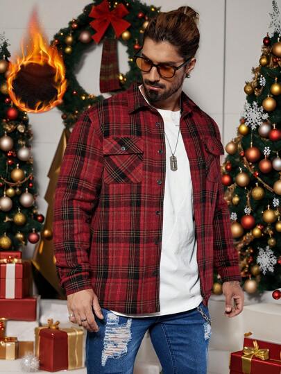 Manfinity Homme معطف قميص أسلوب كلاسيكي أحمر مربعات منقوش باللوك الرجعي ذو أكمام طويلة مملوء بأجواء عيد الميلاد (تصميم غير متماثل)، معطف قميص مربعات